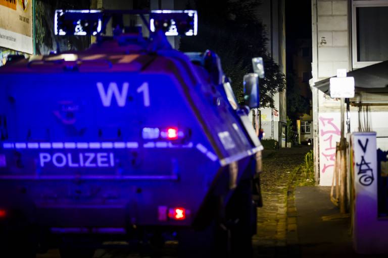 Geiselnahme! SEK-Kommando befreit Geisel -Panzerfahrzeug musste eingesetzt werden
