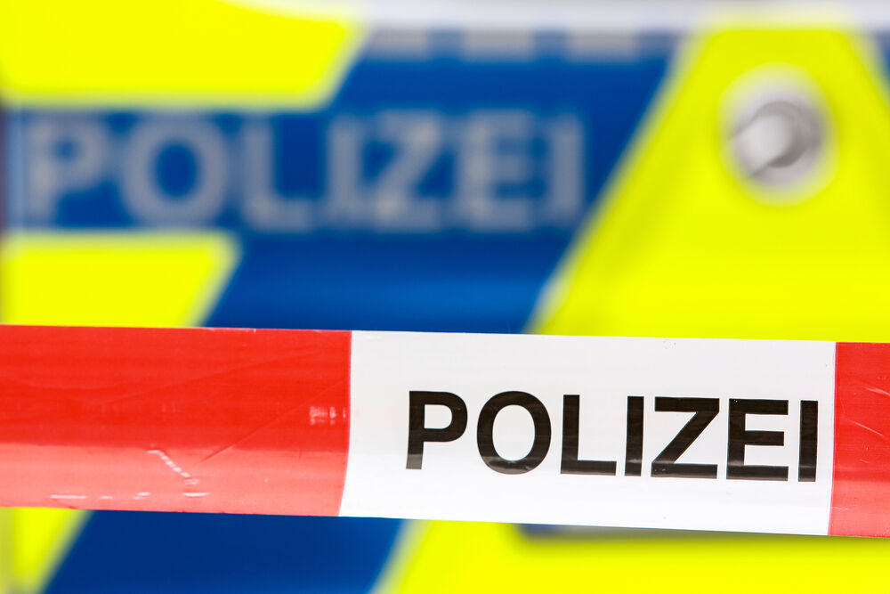 Polizei warnt! Feiger Räuber überfällt unschuldige Mädchen (11,12) und flieht!