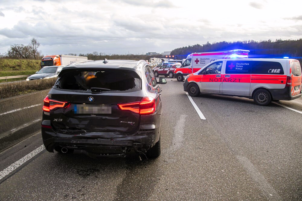 Vollsperrung! LKW rast in Stauende, ein Todesopfer - Autobahn dicht